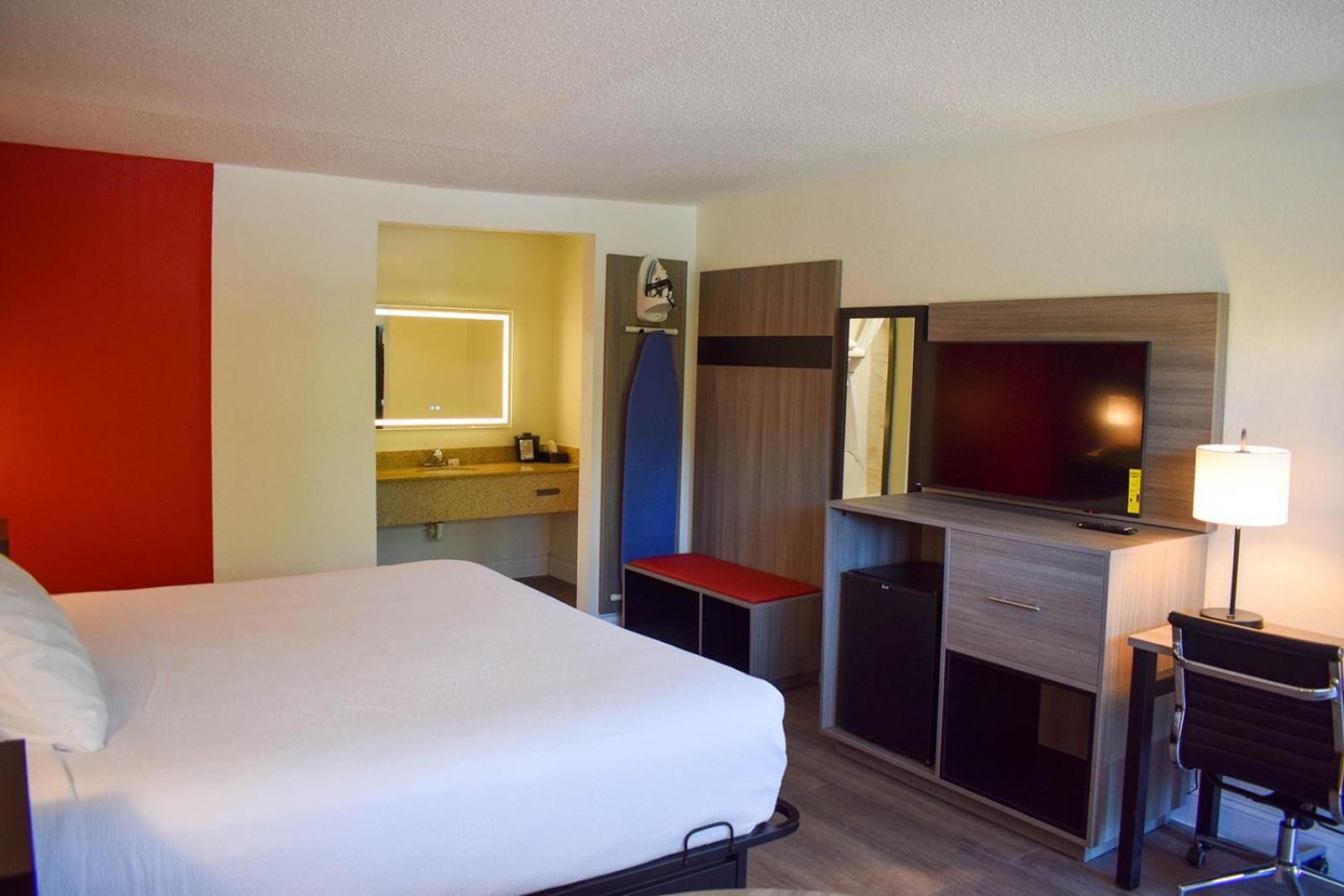 Ramada By Wyndham Cleveland Airport West Fairview Park