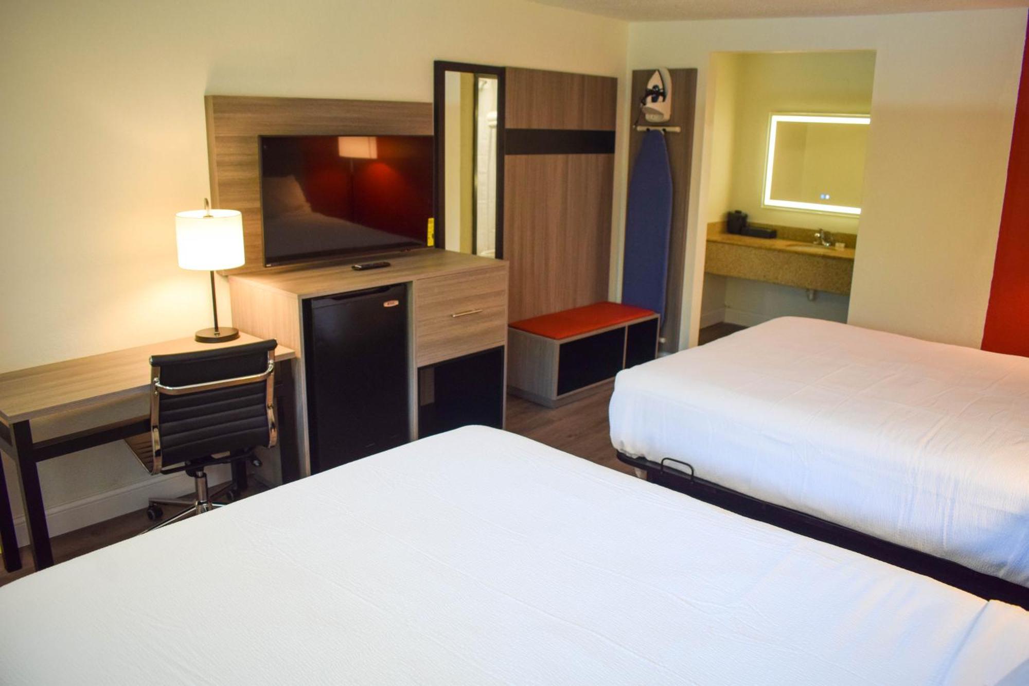 Ramada By Wyndham Cleveland Airport West Motel 2*