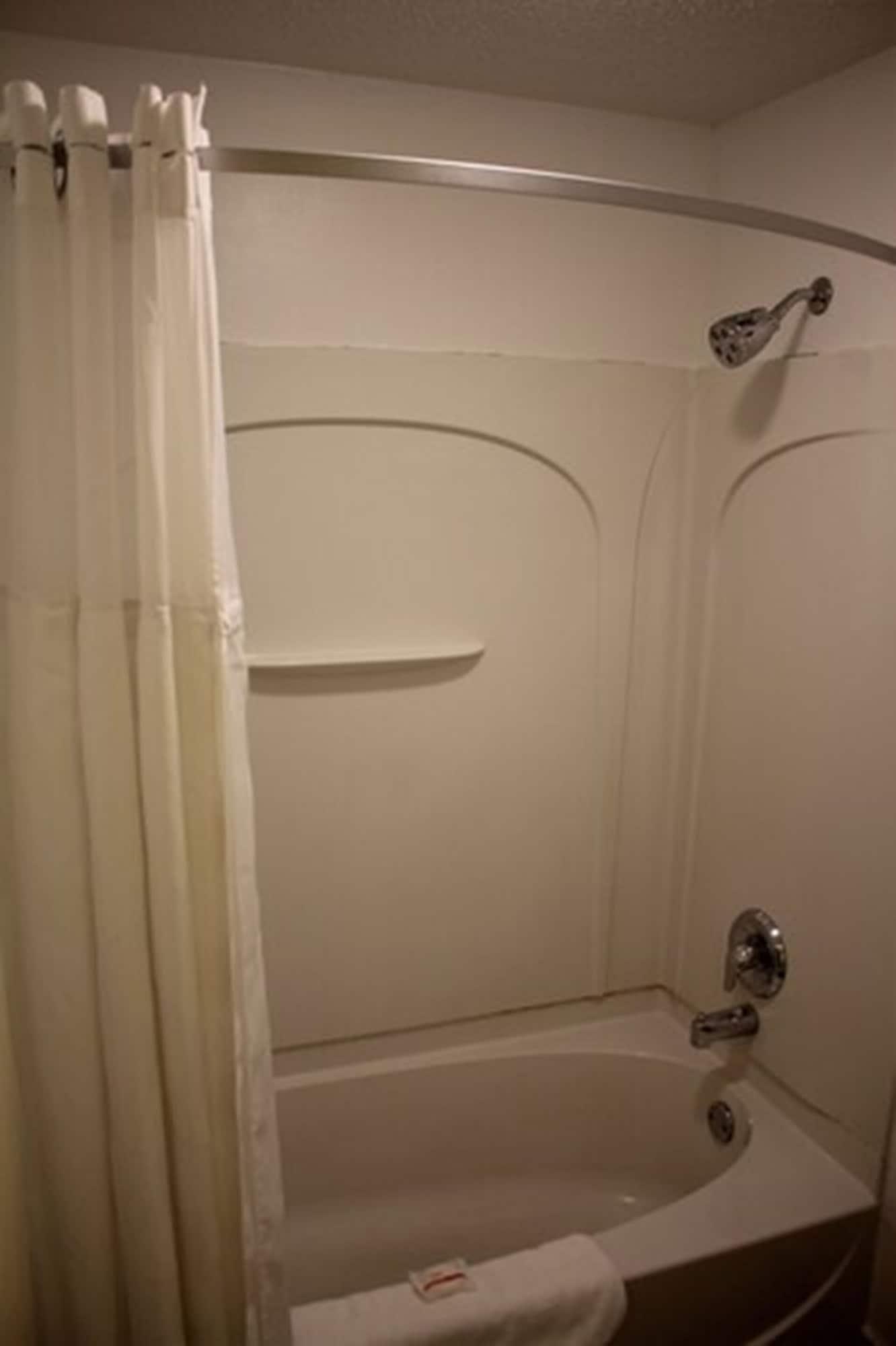 Ramada By Wyndham Cleveland Airport West Fairview Park