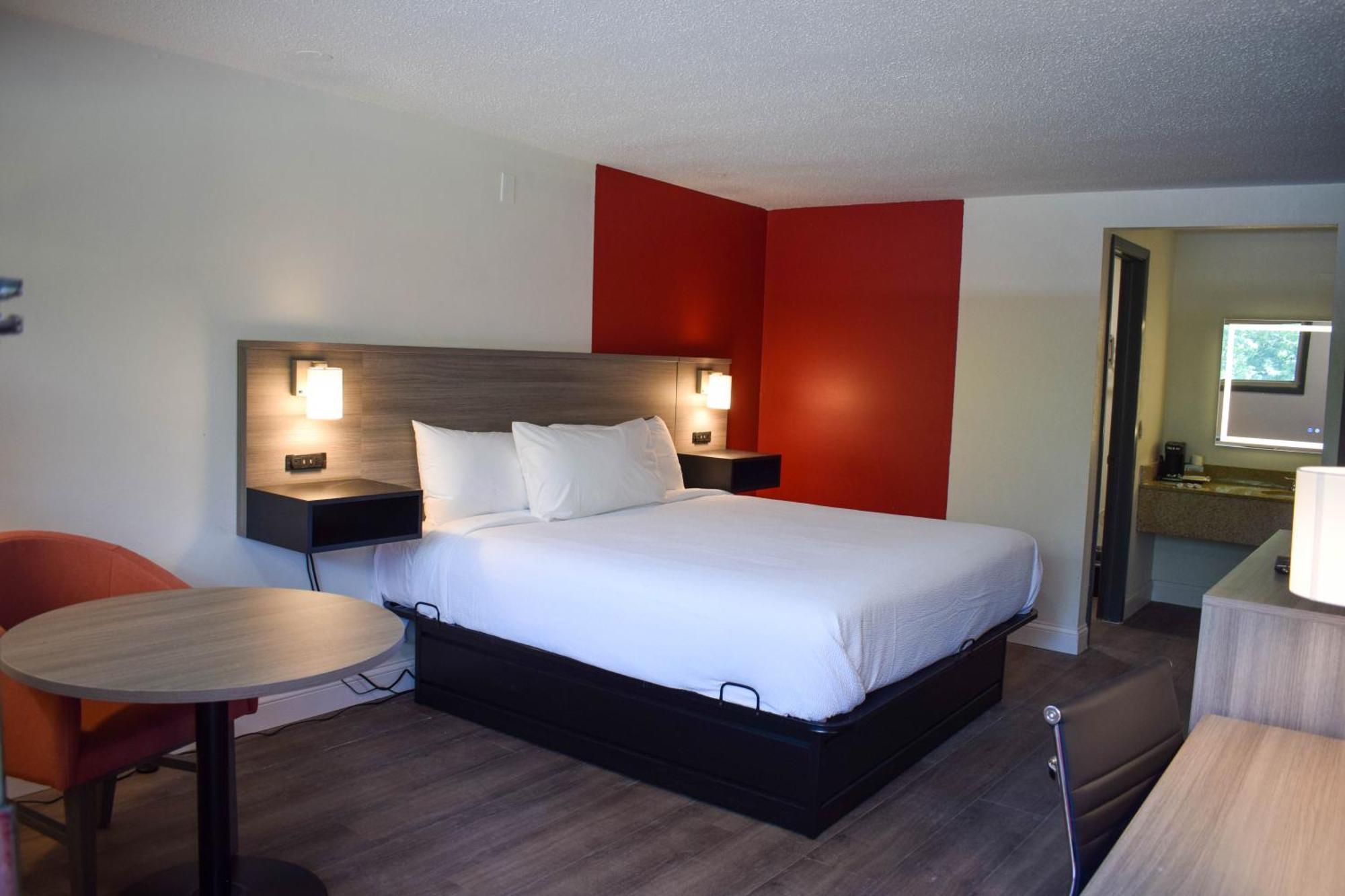 Ramada By Wyndham Cleveland Airport West 2*