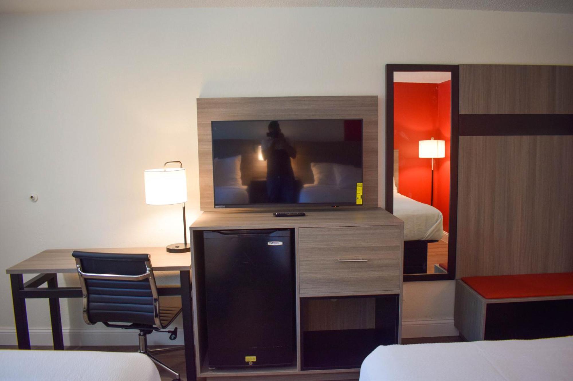 Ramada By Wyndham Cleveland Airport West Motel 2*