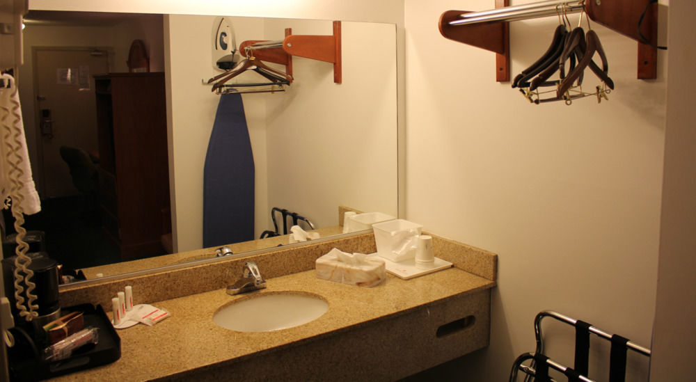 Ramada By Wyndham Cleveland Airport West