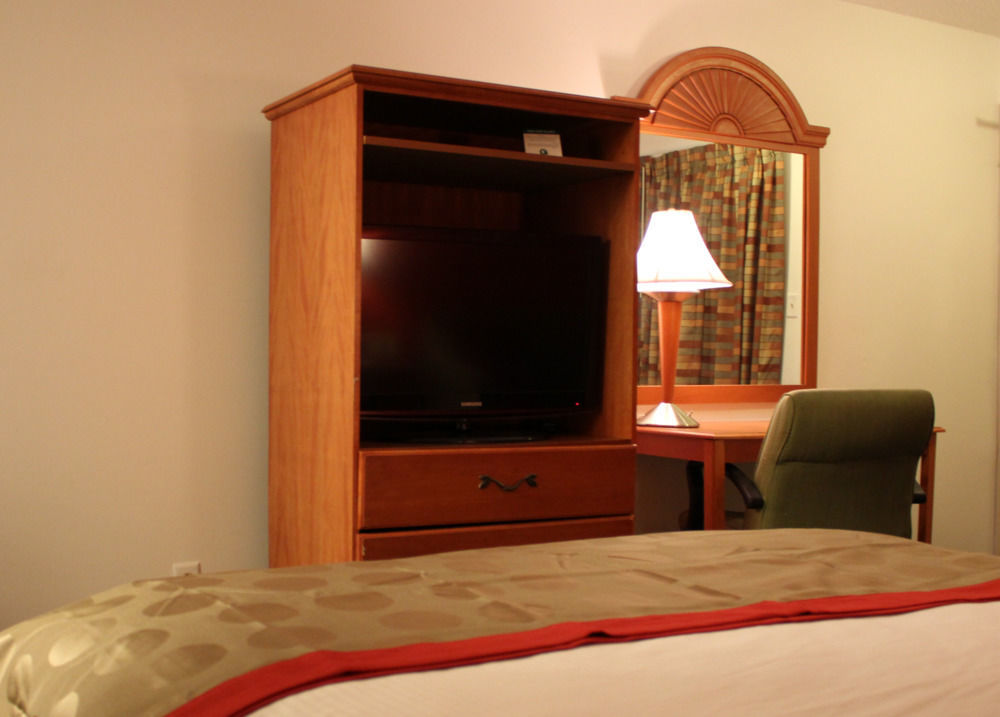 Ramada By Wyndham Cleveland Airport West Motel 2*