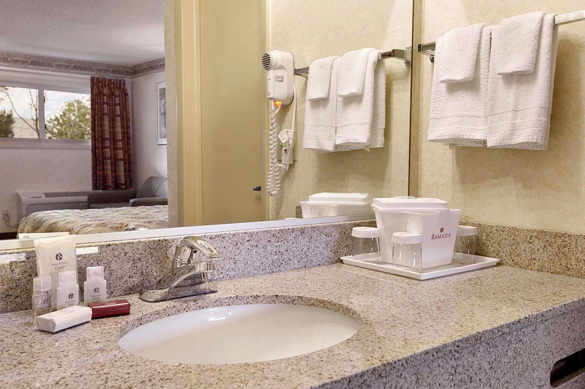 Motel Ramada By Wyndham Cleveland Airport West Fairview Park
