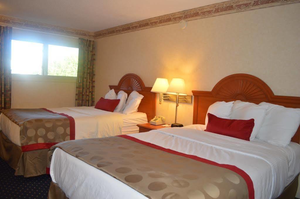 Ramada By Wyndham Cleveland Airport West