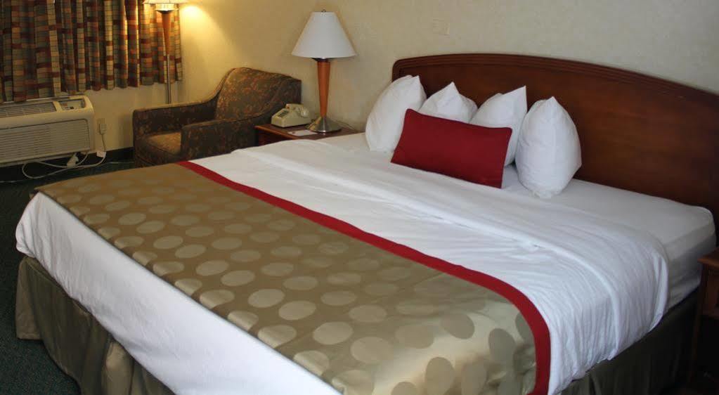Ramada By Wyndham Cleveland Airport West Motel 2*